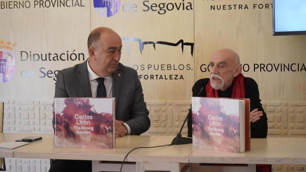 Miguel Ángel de Vicente apadrina la presentación de 'The wrong garden', el libro que recoge la obra de Carlos León