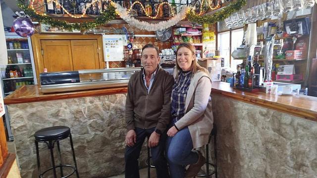 Luis Alfonso y su hija Soraya en el Bar El Ciervo de Quintanilla de Arriba