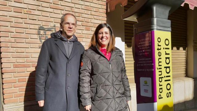 La alcaldesa de Benavente, Beatriz Asensio, junto al parquímetro solidario de la ciudad