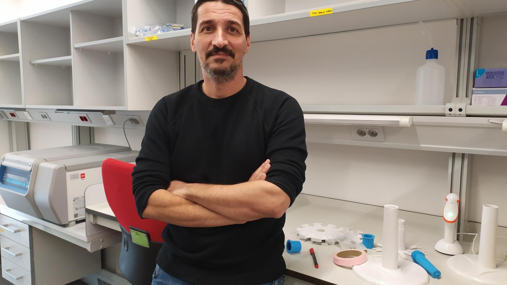 El investigador zamorano Álvaro Sánchez en un laboratorio