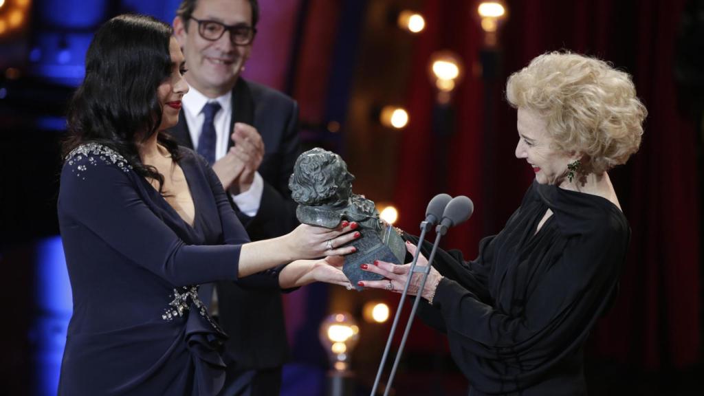 María Isasi entregando el Goya de Honor a su madre en 2018.