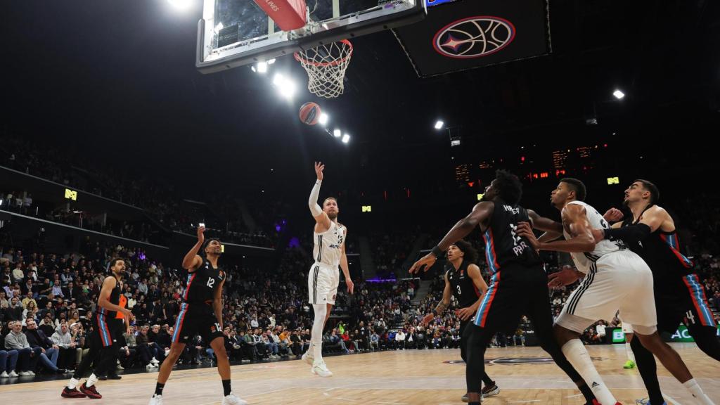 Dzanan Musa lanza a canasta durante el partido ante Paris Basketball.