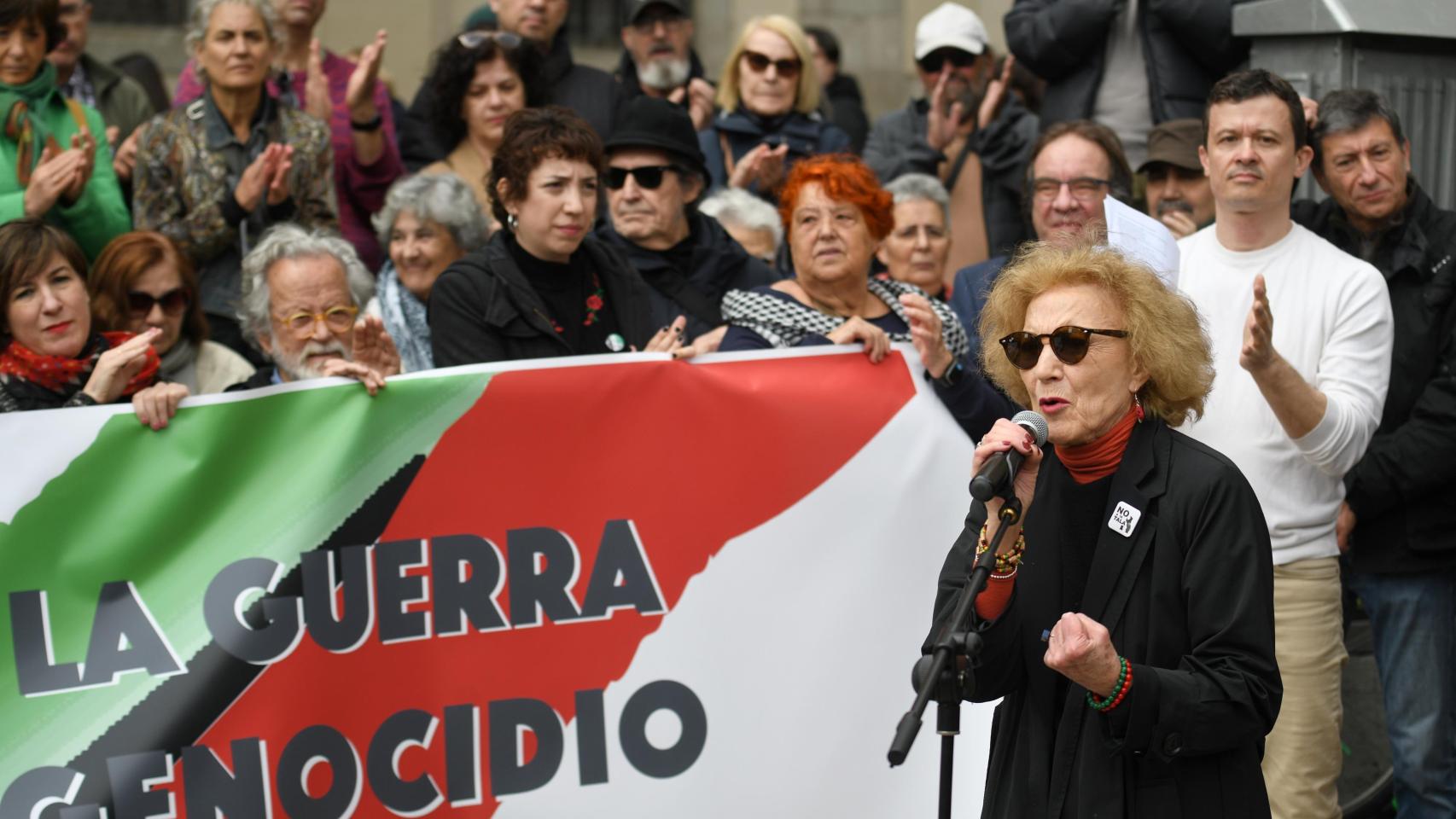 La actriz Marisa Paredes interviene durante una concentración del mundo de la cultura para exigir el alto al fuego en Gaza, en la Plaza del Museo Reina Sofía, a 27 de abril de 2024, en Madrid (España). Foto: Fernando Sánchez / Europa Press