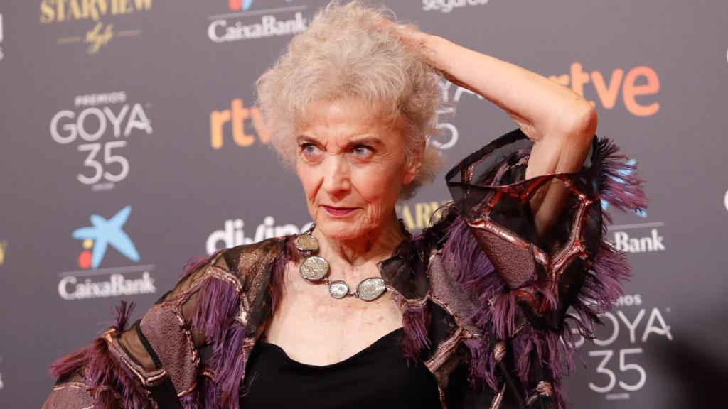 Marisa Paredes posando en la alfombra roja en la 35 edición de los Premios Goya. Foto: Álex Zea / Europa Press