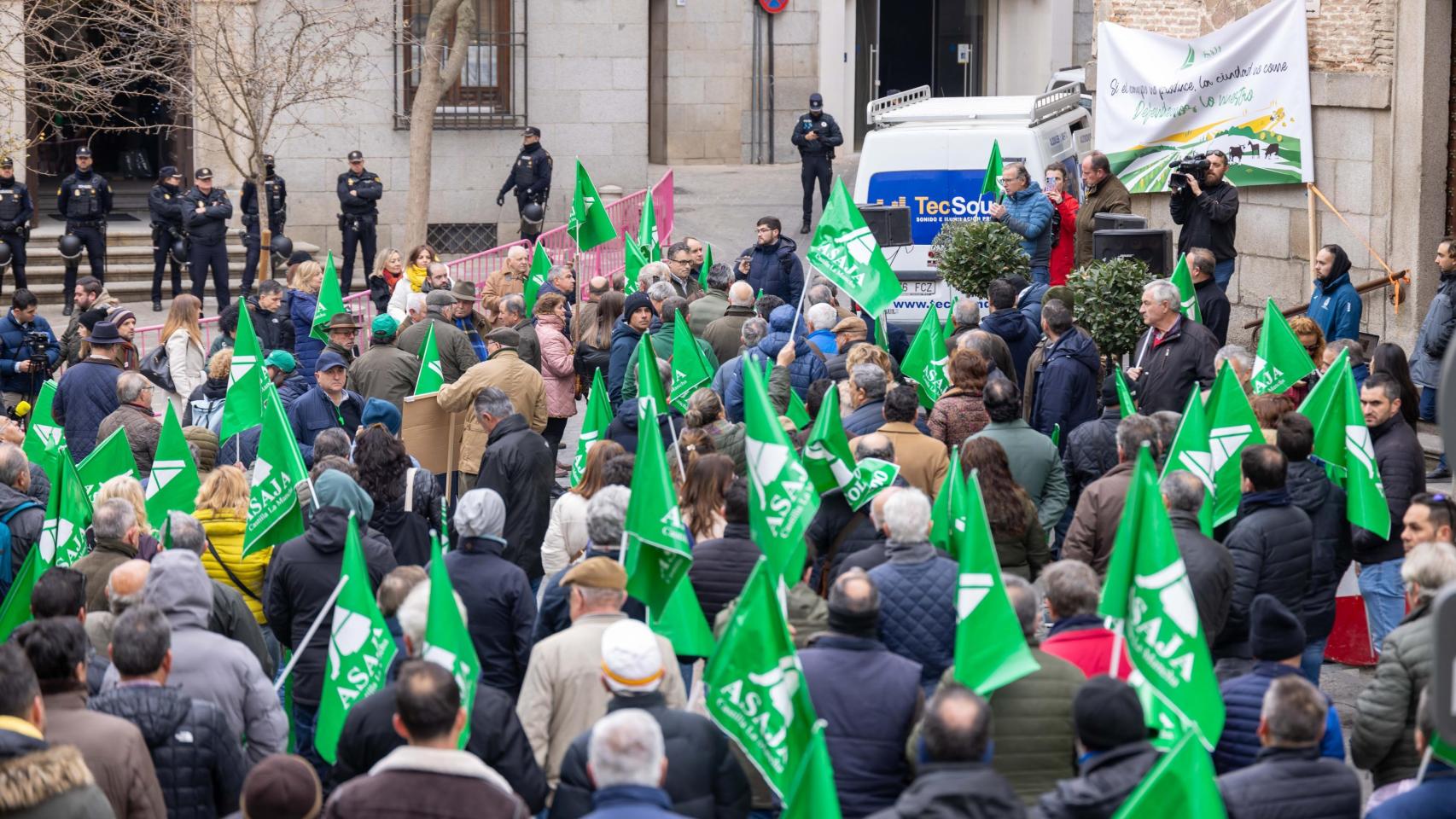 Más de doscientos agricultores y ganaderos se han concentrado hoy en Toledo ante la Delegación del Gobierno.