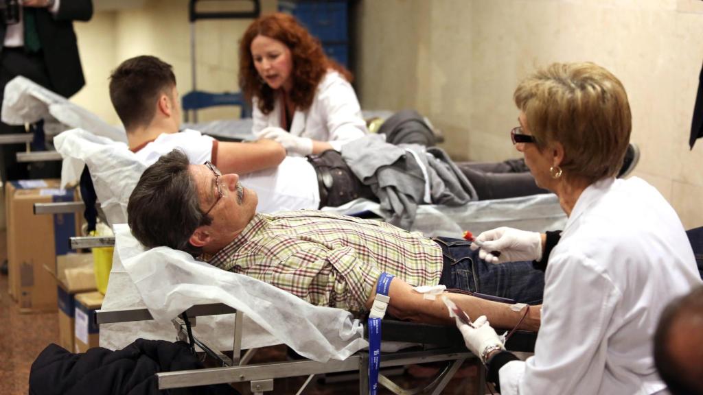 Varias personas donando sangre en Toledo.