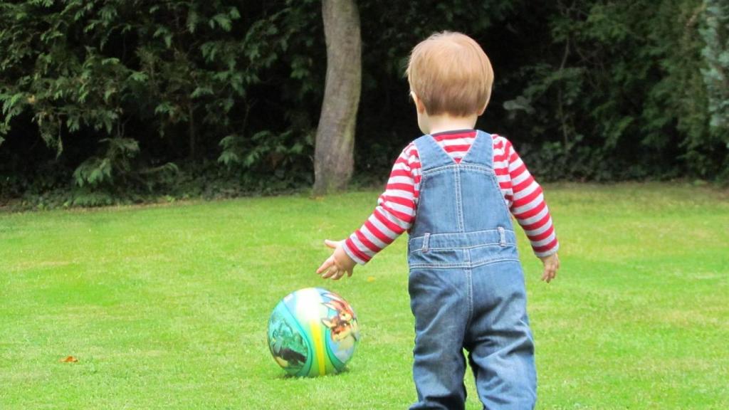 Un niño jugando con una pelota.