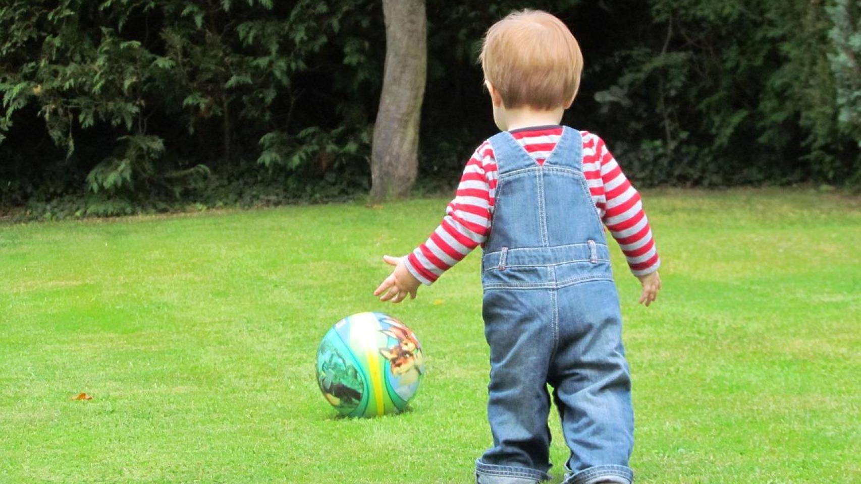 Un niño jugando con una pelota.