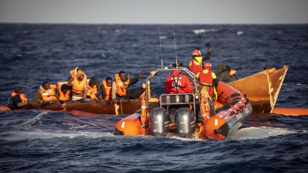 Rescate de un cayuco en el Mediterráneo