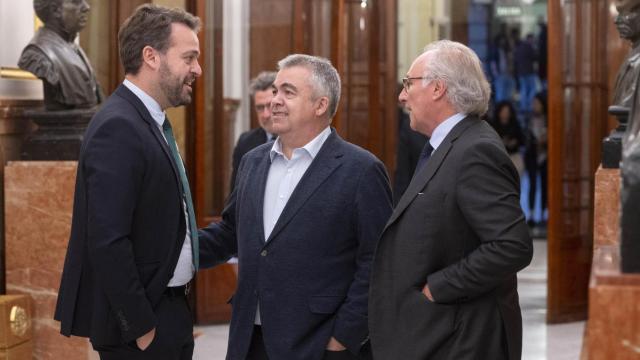 El diputado de PSOE Juan Francisco Serrano, el secretario de organización del PSOE, Santos Cerdán, junto a otro diputado.