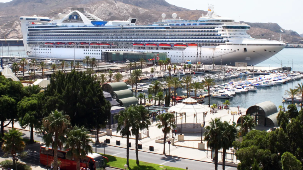 Una imagen de archivo de un crucero de lujo atracado en el puerto de Cartagena.