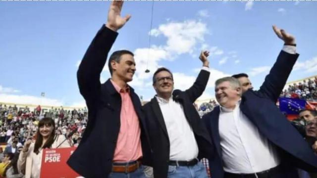 Los socialistas Pedro Sánchez, Diego Conesa y Pepe Vélez, en un acto electoral del PSOE, celebrado en Calasparra.