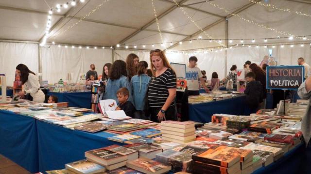 Una foto de archivo de varias personas observando un puesto de libros en Santomera.