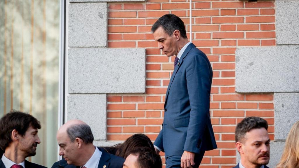 El presidente Sánchez, a su llegada a la foto de familia del Patronato de la Fundación Carolina, este martes en la Zarzuela.