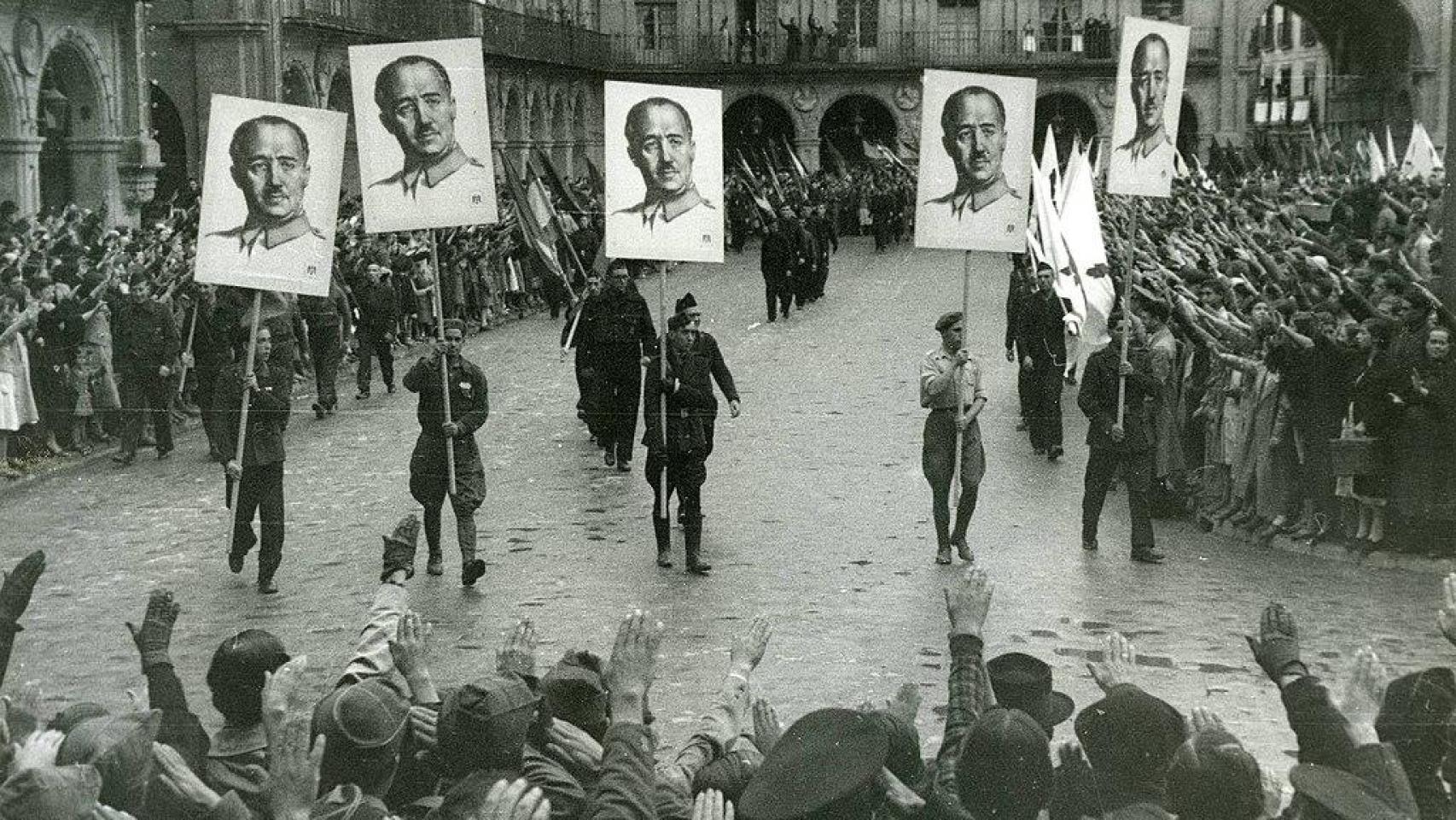 Manifestación en la Plaza Mayor de Salamanca para celebrar la toma de Gijón (1937).