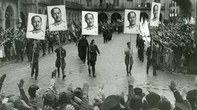 Manifestación en la Plaza Mayor de Salamanca para celebrar la toma de Gijón (1937).