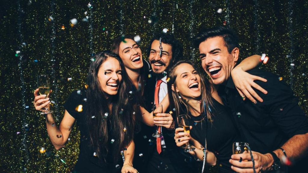 Imagen de un grupo de personas disfrutando de fiesta en Navidad.