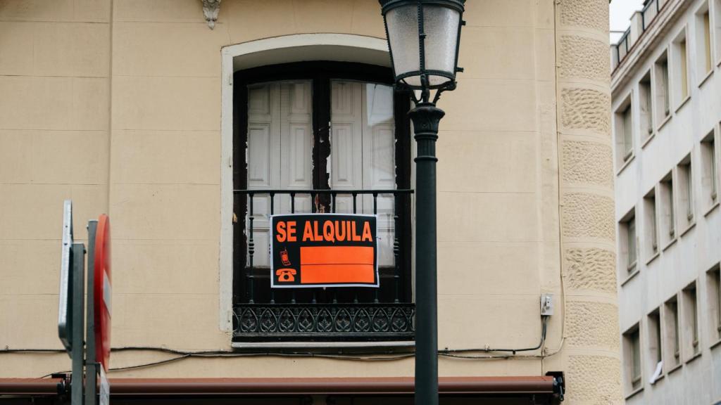 Imagen de un cartel de alquiler en el balcón de una casa en España.