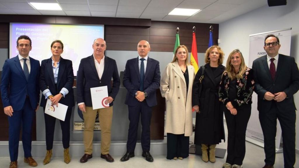 Los firmantes del acuerdo del Plan de Talento Digital de Extremadura.