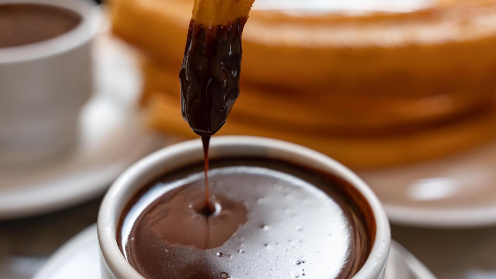 Un churro crujiente bañado en chocolate caliente.