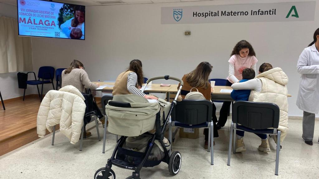 Madres lactantes esperando a que llegue su turno para donar leche.