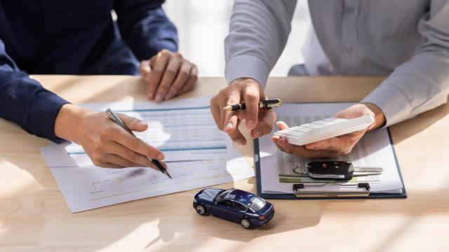 Imagen de un cliente firmando la contratación de un seguro.