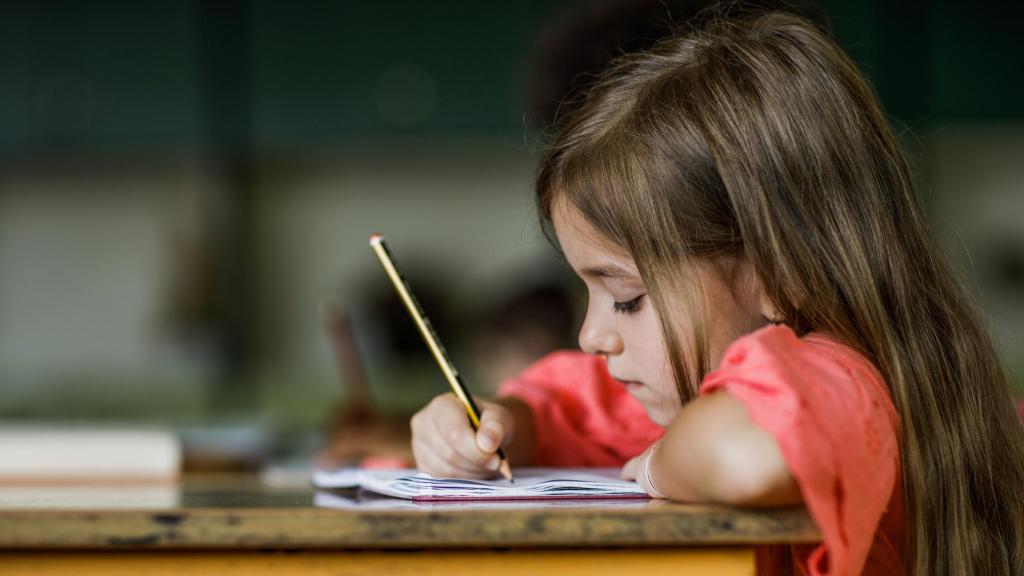 Niña estudiando.