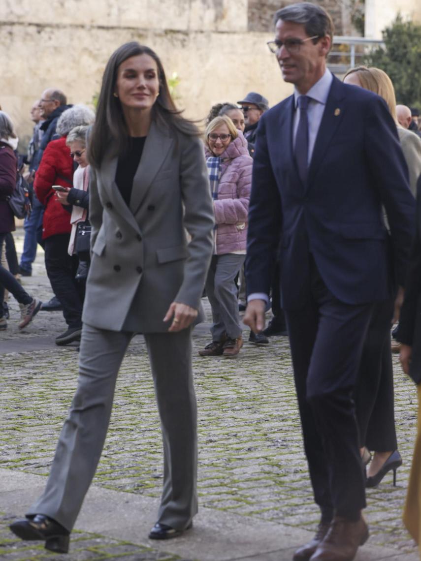 Letizia también llevaba un traje firmado por Mango.