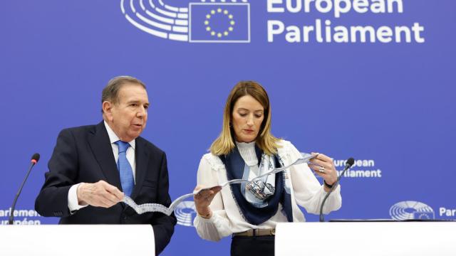 Edmundo González Urrutia enseña las actas electorales a la presidenta de la Eurocámara, Roberta Metsola, durante la rueda de prensa de este martes en Estrasburgo