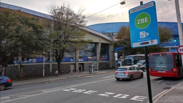 Señal y pintada de ZBE en la calle Manuel Murgía, en Riazor.