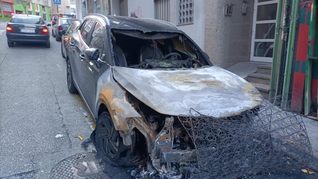 El coche calcinado en Camino de la Iglesia.