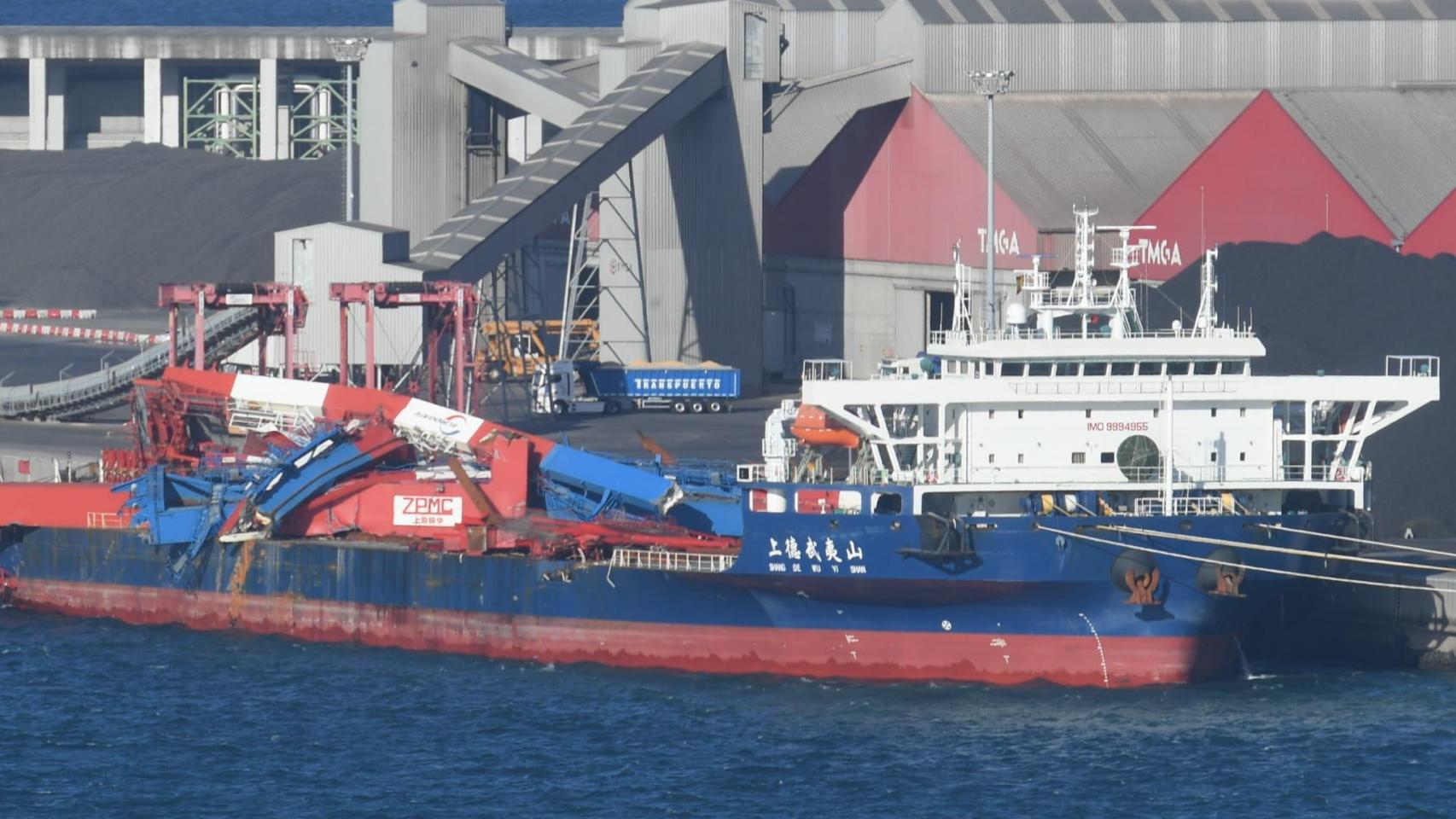 El barco chino fondeado en Ares atraca en el Puerto de Exterior de A Coruña