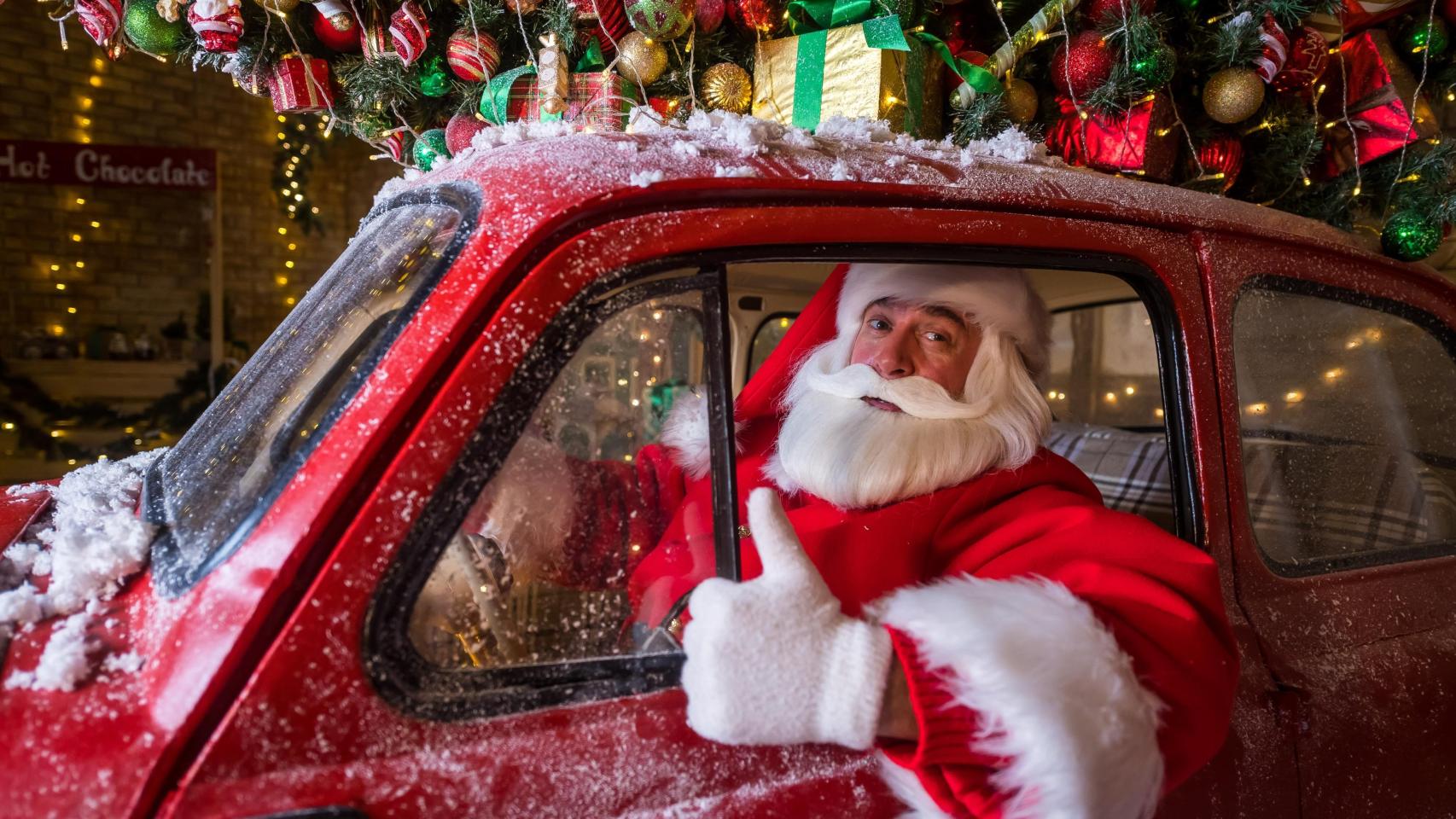 Papá Noel conduciendo un coche