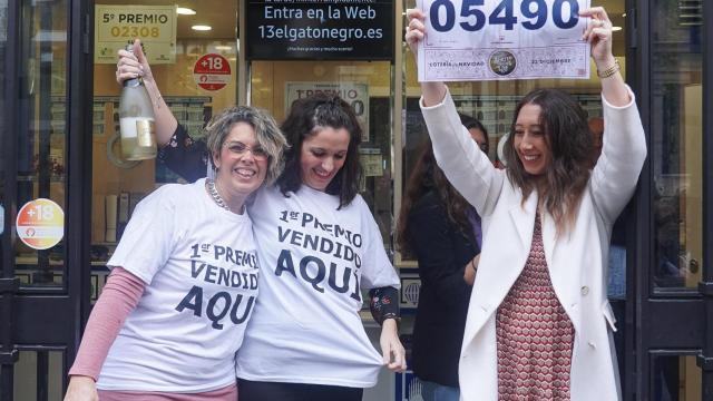 Las responsables de esta administración sevillana celebran un primer premio repartido en 2022.