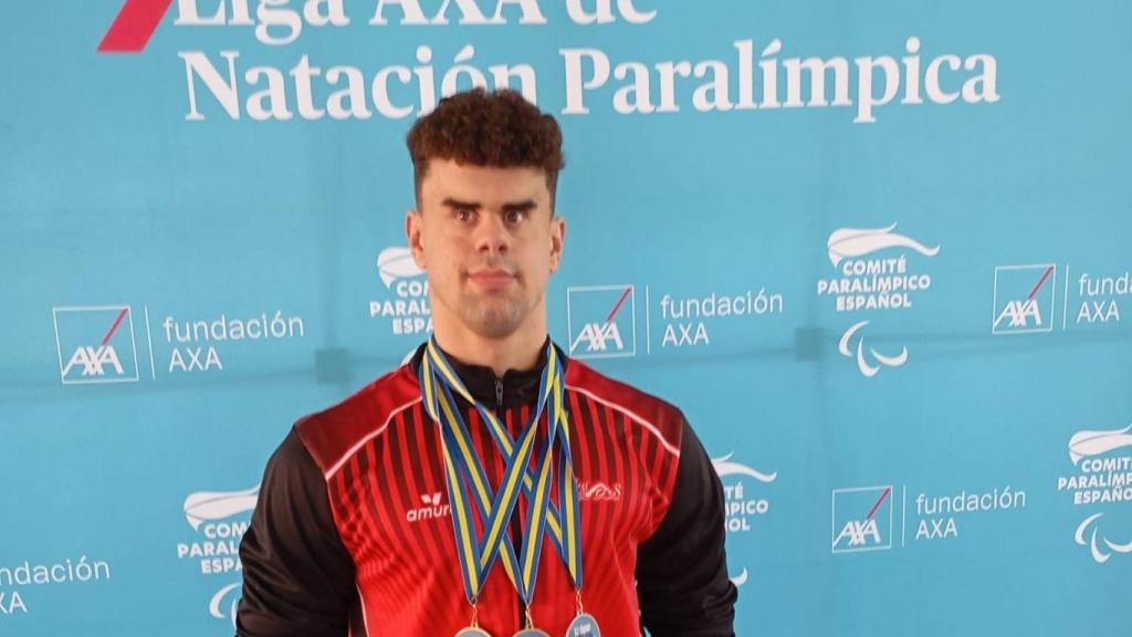 El nadador vigués Juan Ferrón consigue la marca mínima para el Mundial de Singapur 2025