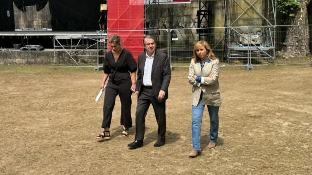 Abel Caballero junto a otras dos representantes municipales.