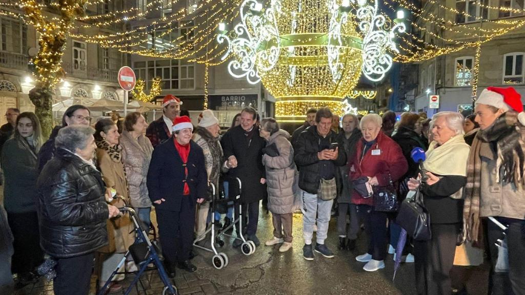 Algunos de los participantes en el paseo de los mayores por las luces de Vigo.