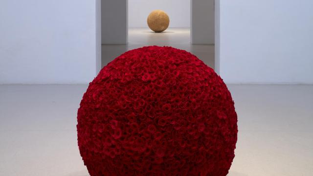 James Lee Byars: 'The Rose Table of Perfect', 1989. Foto: Museo Reina Sofía / The Estate of James Lee Byars