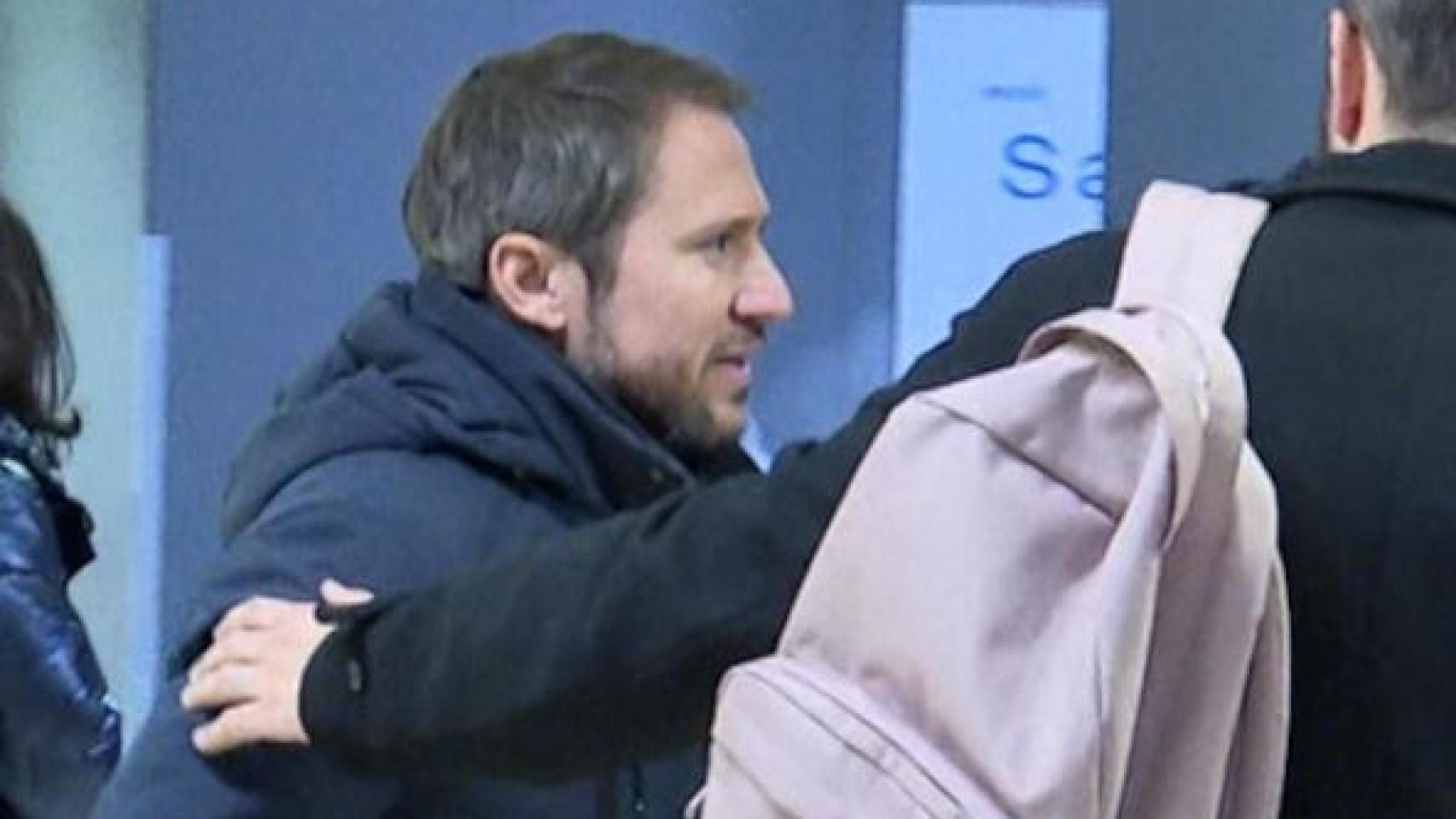 Última hora del estado de salud de Raphael: el artista ha pasado la noche  "en planta, consciente y acompañado de sus hijos"