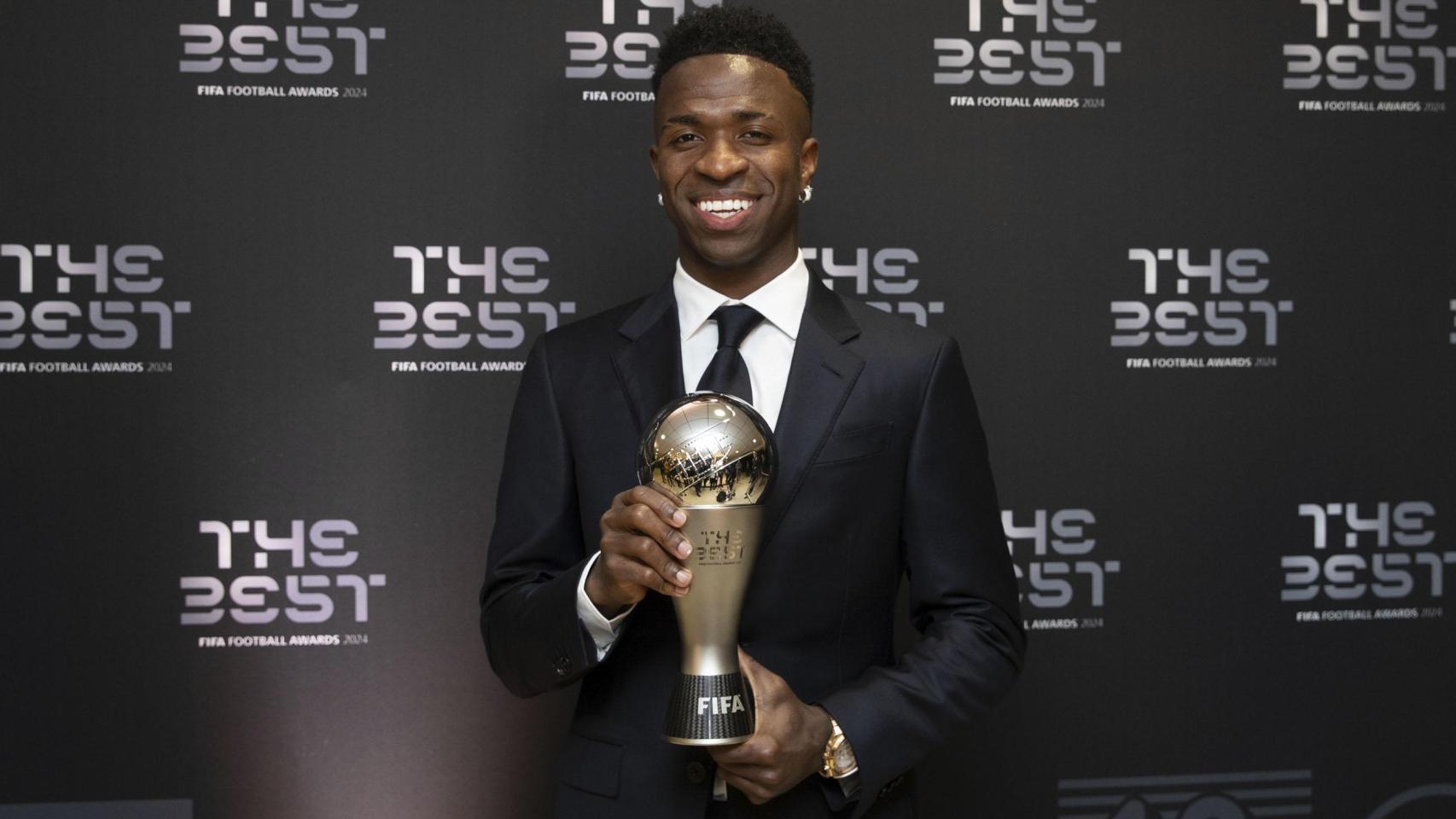 Vinicius Jr. con el premio The Best FIFA 2024