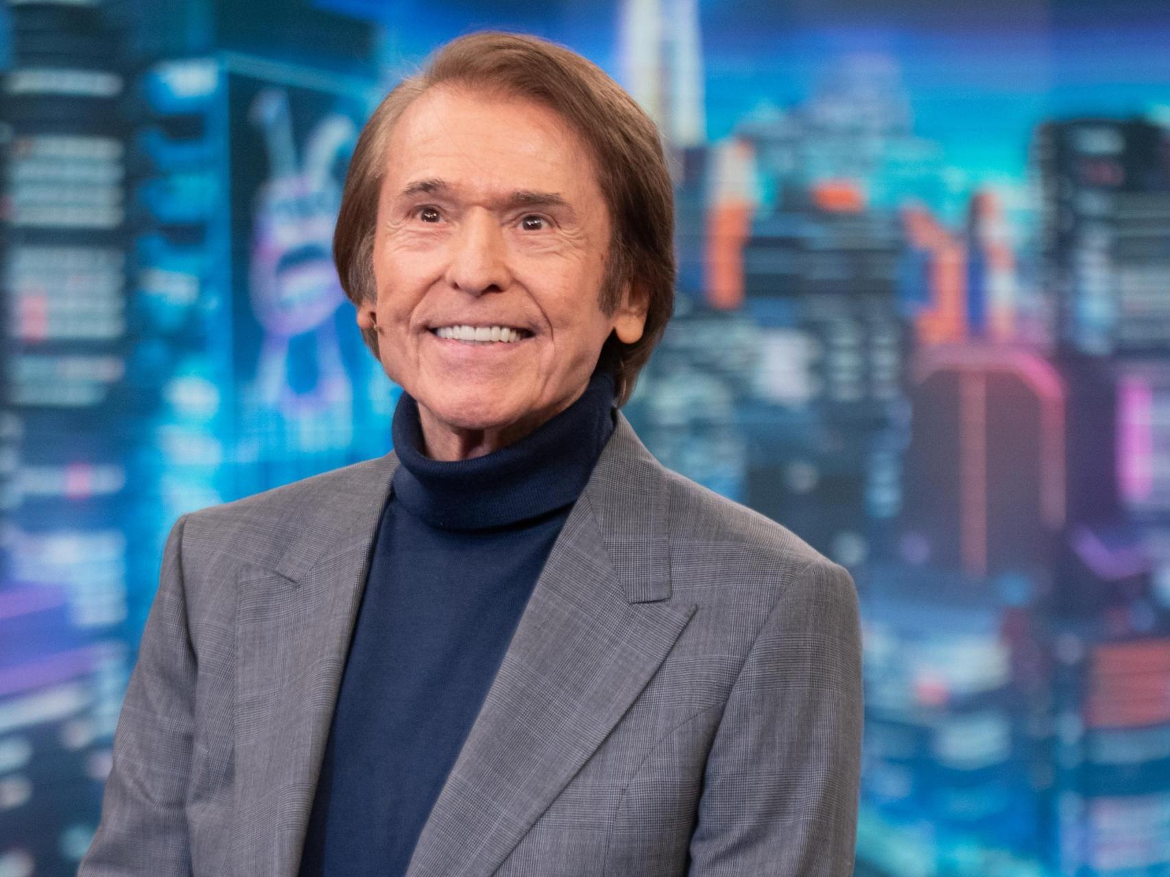 Última hora del estado de salud de Raphael: el artista ha pasado la noche  "en planta, consciente y acompañado de sus hijos"