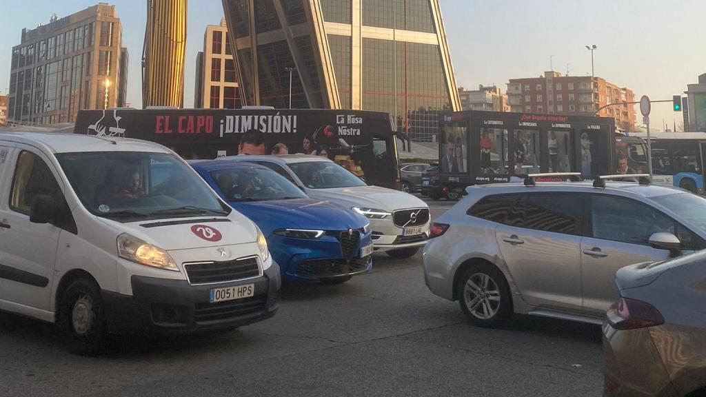 Imagen de la furgoneta y el autobús fletados por Hazte Oír