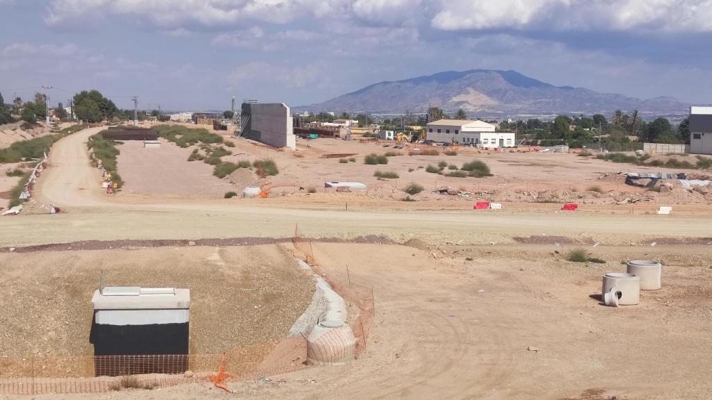 Las obras de construcción del terraplén sobre el que pasará el AVE por Totana.