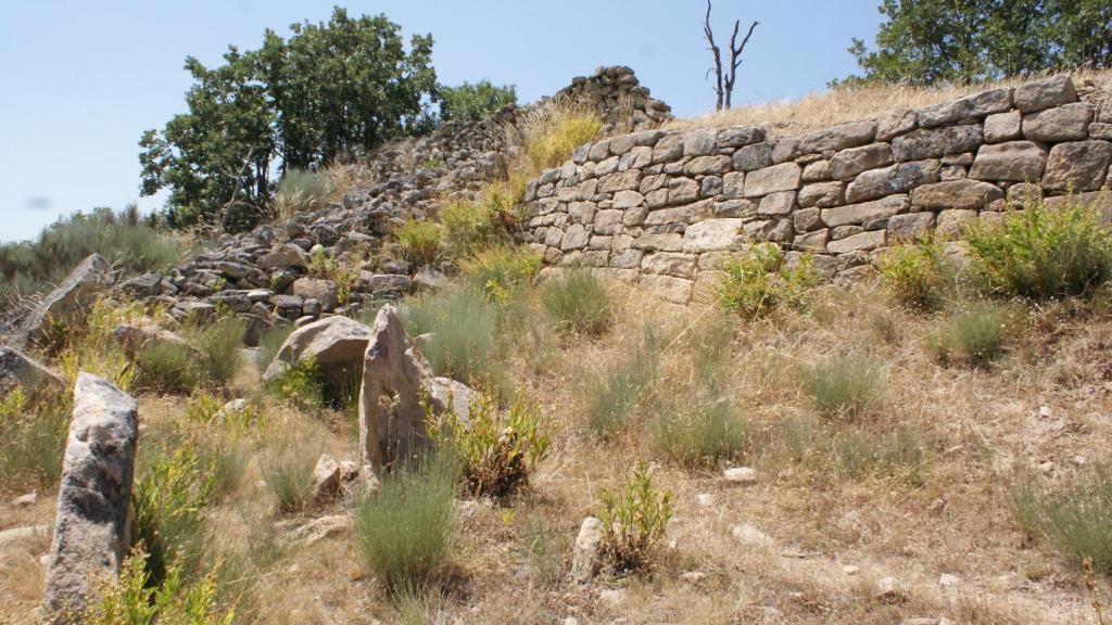 Castro de Saldeana o del Castillo, con sus piedras hincadas y su muralla