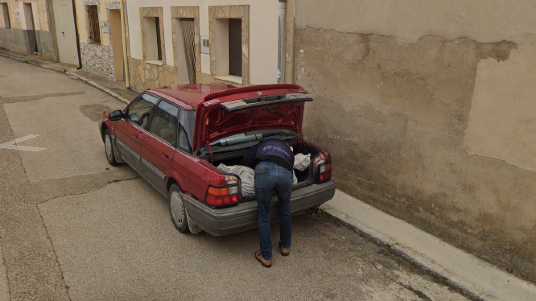 La imagen de Street View que muestra a la persona metiendo bolsas en el coche.