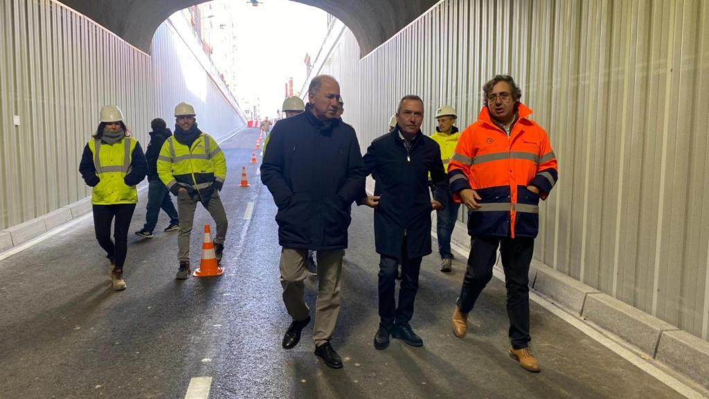 El concejal de Urbanismo, Ignacio Zarandona, visita el túnel de Labradores el día de su reapertura