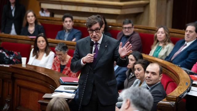 El presidente de la Generalitat, Salvador Illa, en el parlamento autonómico catalán.