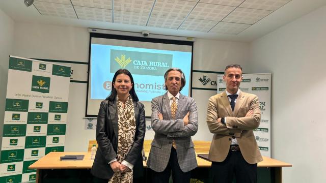 Laura Hueros, técnico de comunicación de Caja Rural de Zamora, Juan Carlos De Margarida, director de ECOVAEstudios y Raúl Zurrón, delegado del Colegio en Zamora, presentación de los datos económicos de Zamora en el tercer trimestre del 2024