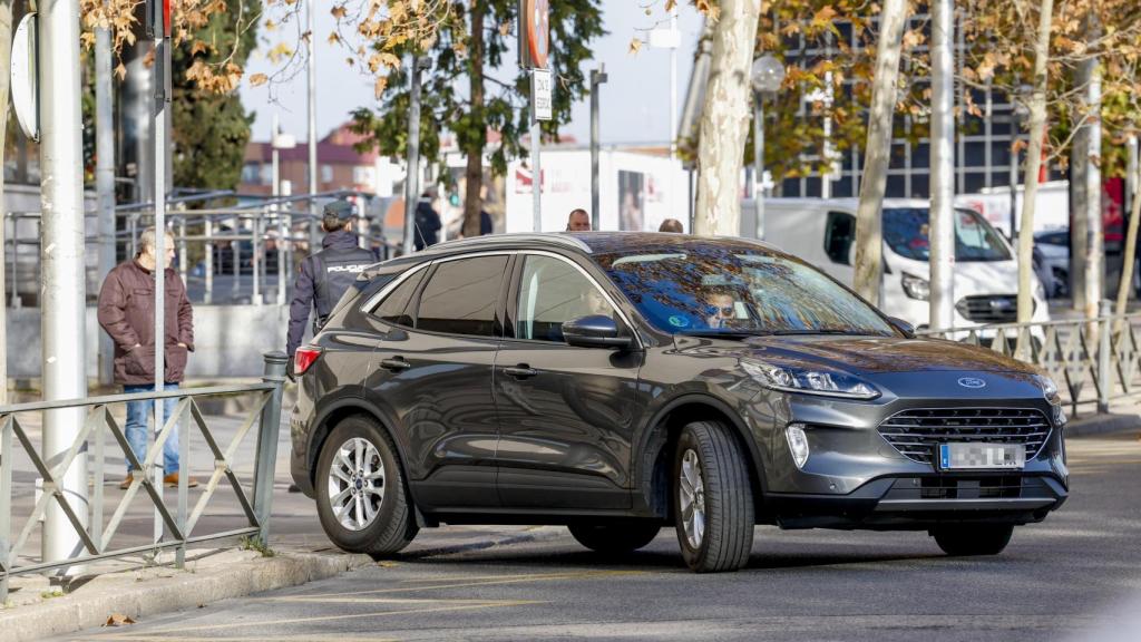 El coche en el que ha salido Begoña Gómez de los juzgados de Plaza de Castilla, en Madrid.