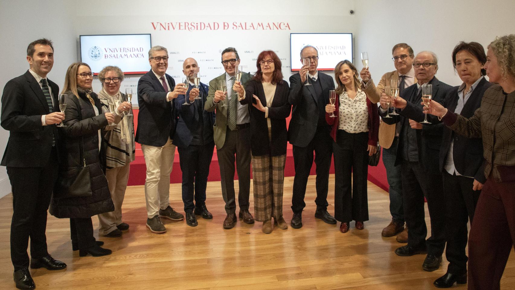 Equipo rectoral de la Universidad de Salamanca, en el vino de Navidad con los medios de comunicación